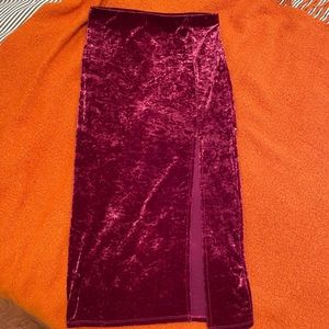👩🏼‍🎤purple velvety skirt with front slit size small👩🏼‍🎤